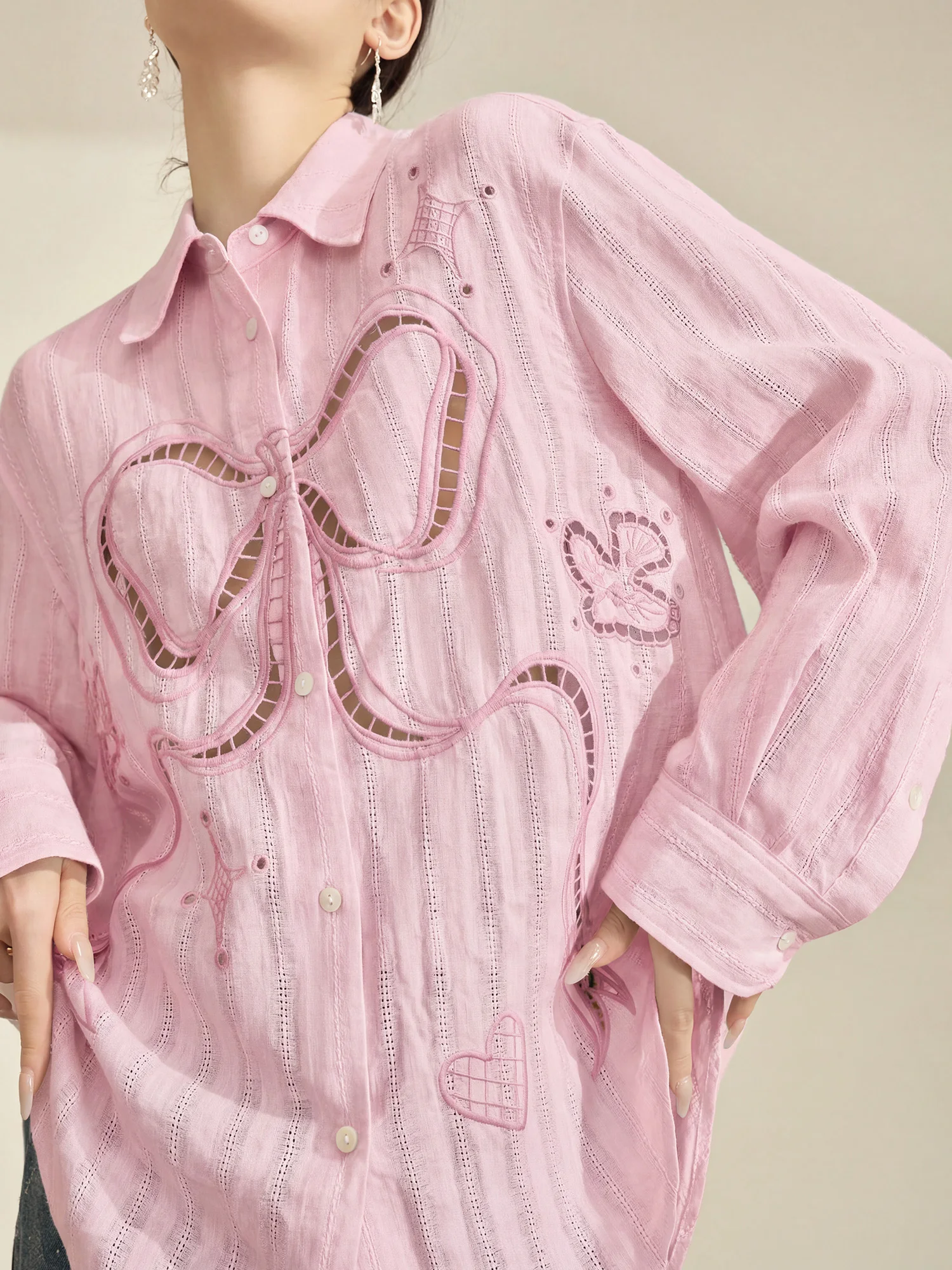 

Женская розовая рубашка Flowing Era с длинным рукавом, вышивкой и вырезами, повседневная, свободного кроя, из полиэстера, летняя, новый стиль, с вертикальными полосками