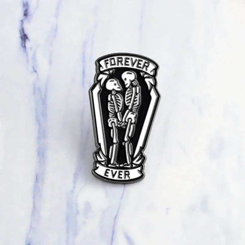 Forever And Ever Emaille Broche Skleton Liefhebbers Doodskist Pins Denim Kleding Pin Gesp Shirt Button Badge Mode Punk Sieraden Cadeau