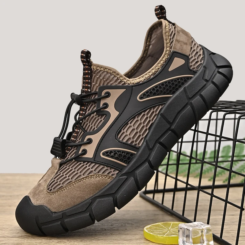 

Мужские функциональные кроссовки в ретро-стиле с сетчатым верхом, толстой противоударной и амортизирующей подошвой, дышащие и не вызывающие дискомфорта для ног, для активного отдыха.