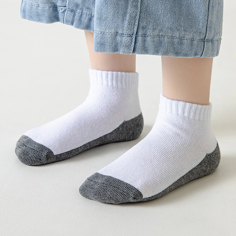 12 Paar einfache, kurze Socken für Kinder – weißes und graues Design, atmungsaktiv – geeignet für Jungen und Mädchen, ideal für die Schulanfangszeit. – Detail 7