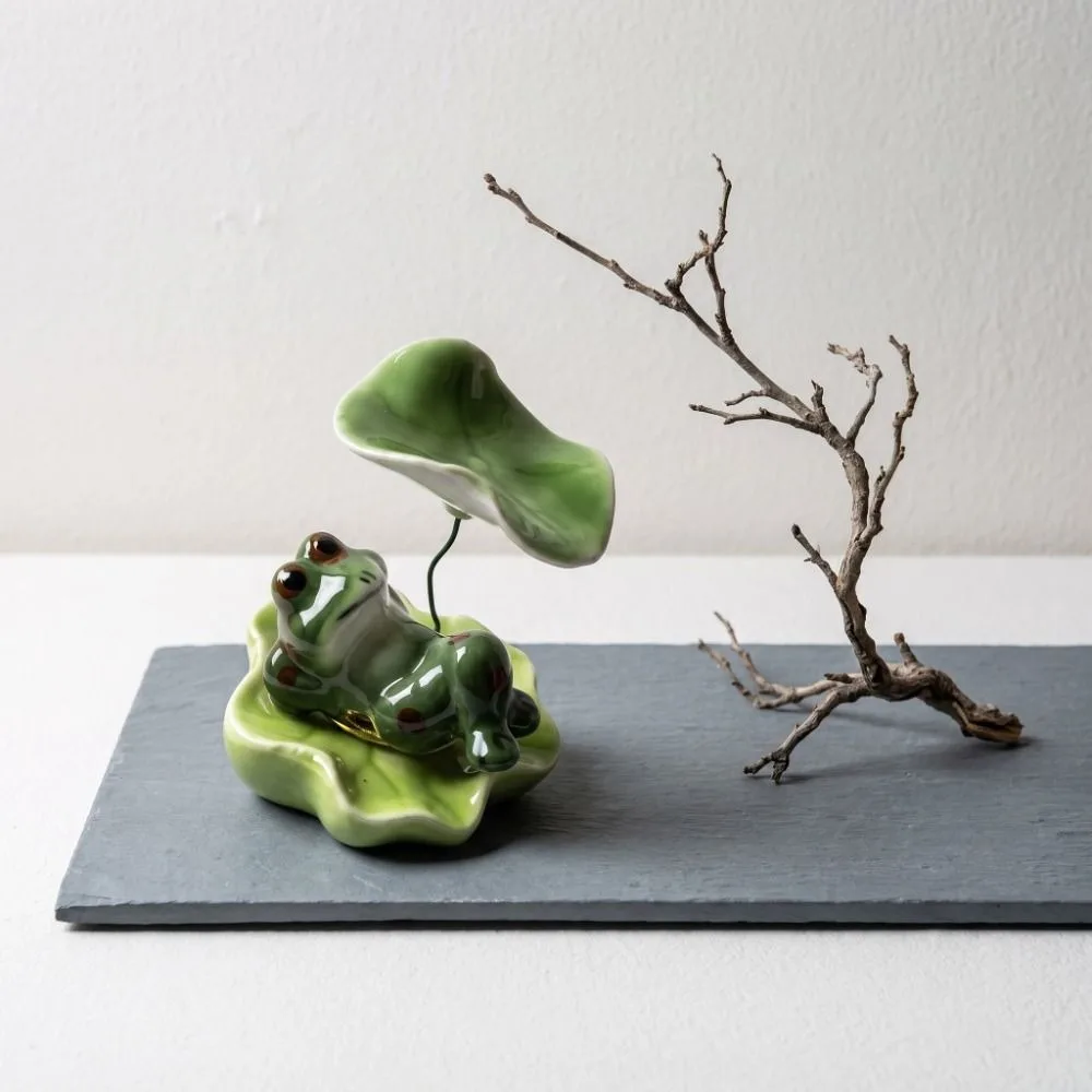Ceramic Laying Frog Statue Home Ornaments Funny Frog Rotating Attract Wealth Lotus Leaf Desktop Decoration Tea Table