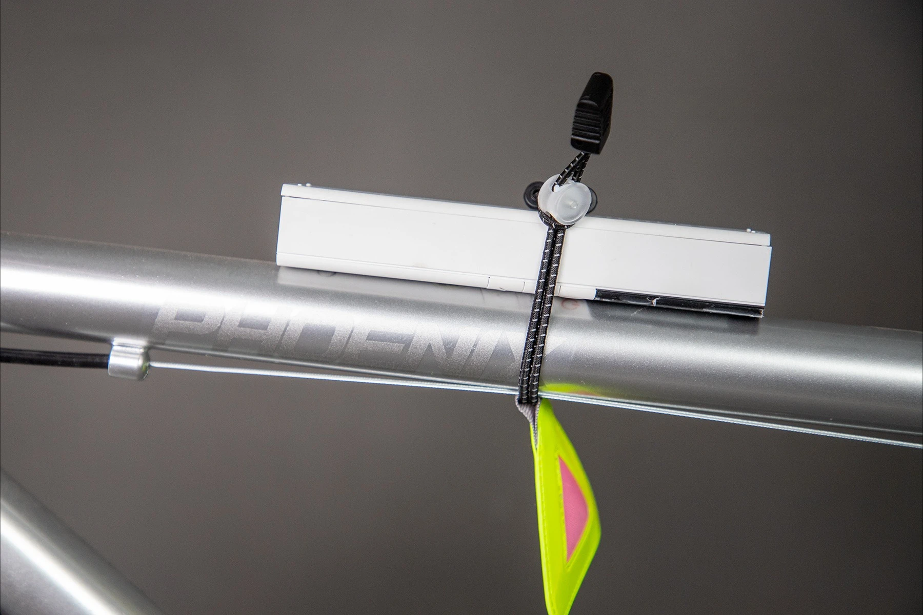 Multifunktionales elastisches reflektierendes Dreiecksschild, Fahrradsattel-Hängereflektor, Sicherheitswarnetikett für Nachtfahrten zur Sicherheit. – Detail 15