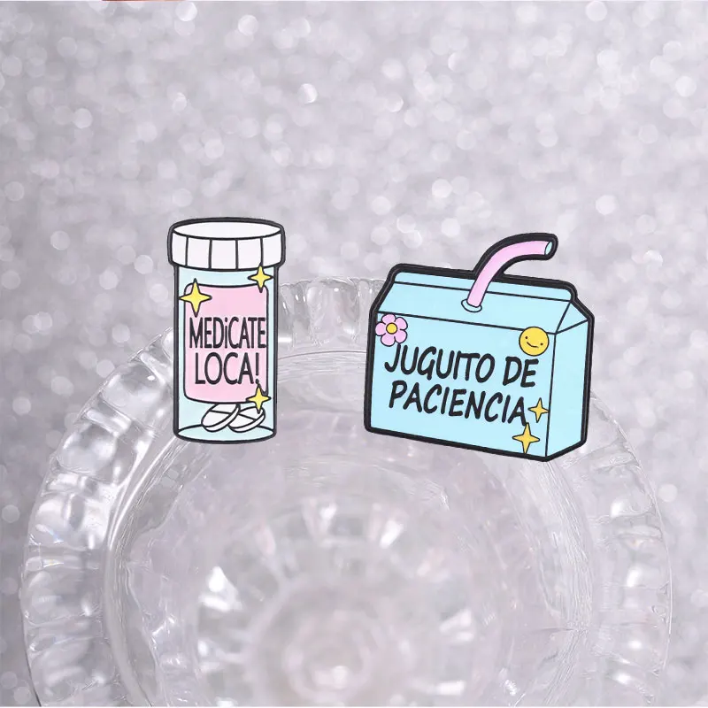 Cartoon-Emaille-Pins: Niedliche Patience Juice und Crazy Medicine Flaschen-Metallbroschen – Modische Anstecknadeln für Rucksäcke und Kleidung – Detail 5