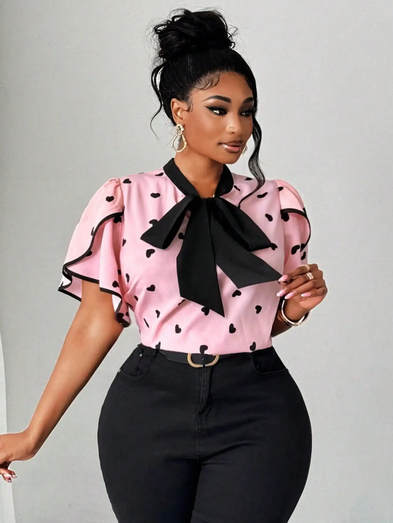 

Plus Size Pink Heart Print Blouse with Black Bow Collar & Ruffle Sleeves for Spring Summer Parties