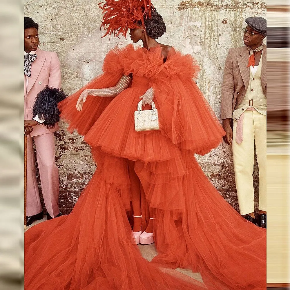 Czerwone sukienki na studniówkę z asymetrycznym dołem, odkryte ramiona, długie rękawy, elegancka czerwona suknia wieczorowa