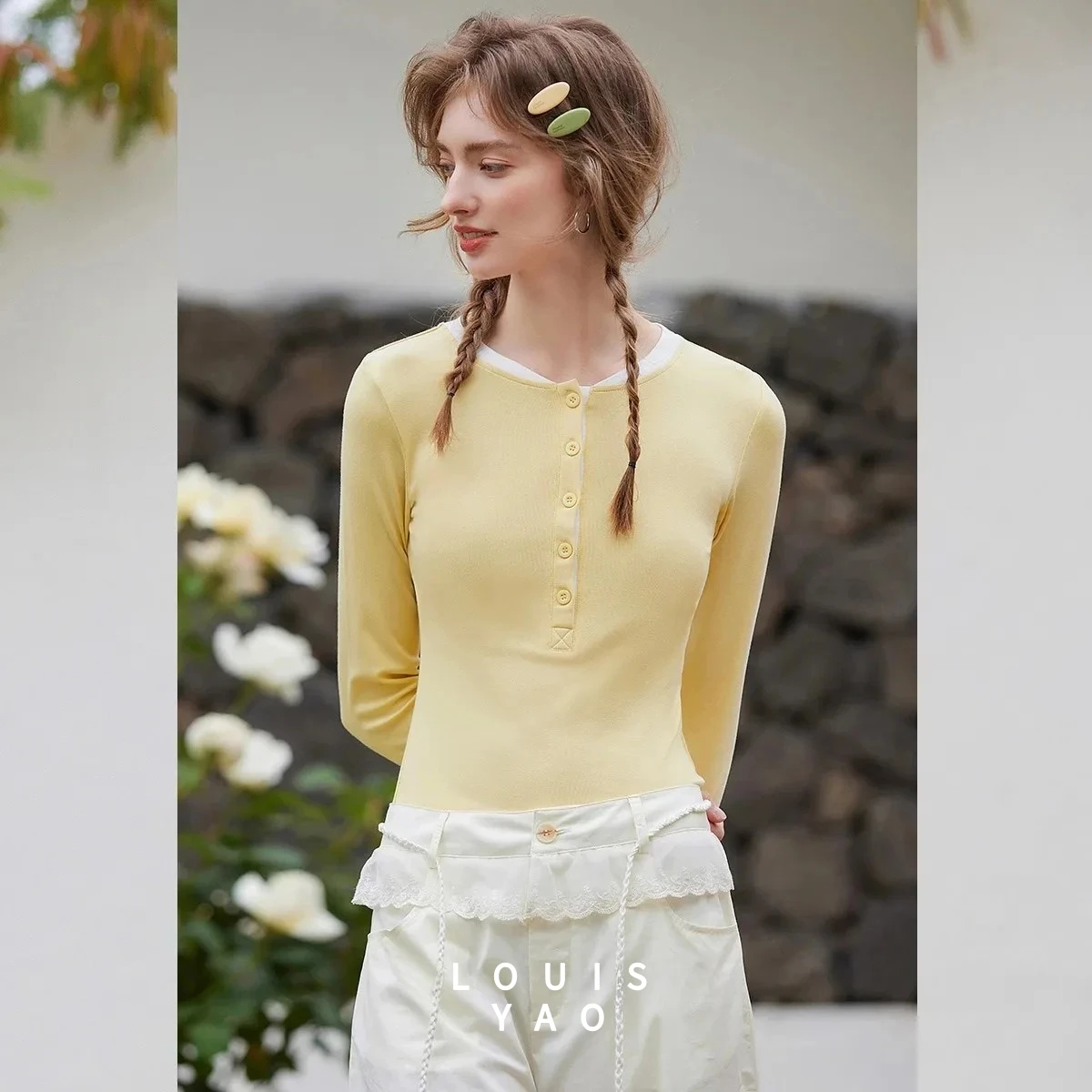 เสื้อยืดผู้หญิง LOUISYAO ตัดต่อสีตัดกัน รุ่นสปริง 2025 กระดุมครึ่งตัว ผ้าไมโครอีลาสติก ทรงเข้ารูป แขนยาว