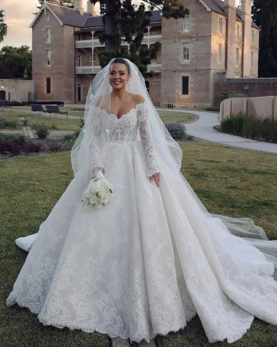 Customzied Luxury Appliques Lace Ball Gown Wedding Dresses Princess V-Neck Long Sleeves Bride Gowns For Women Vestido De Novia