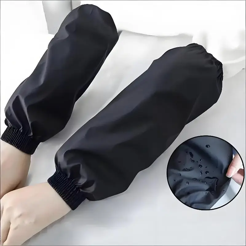 

Прочные черные нарукавники из искусственной кожи - водонепроницаемые и маслостойкие для использования на кухне, при выполнении профессиональных работ и в промышленности