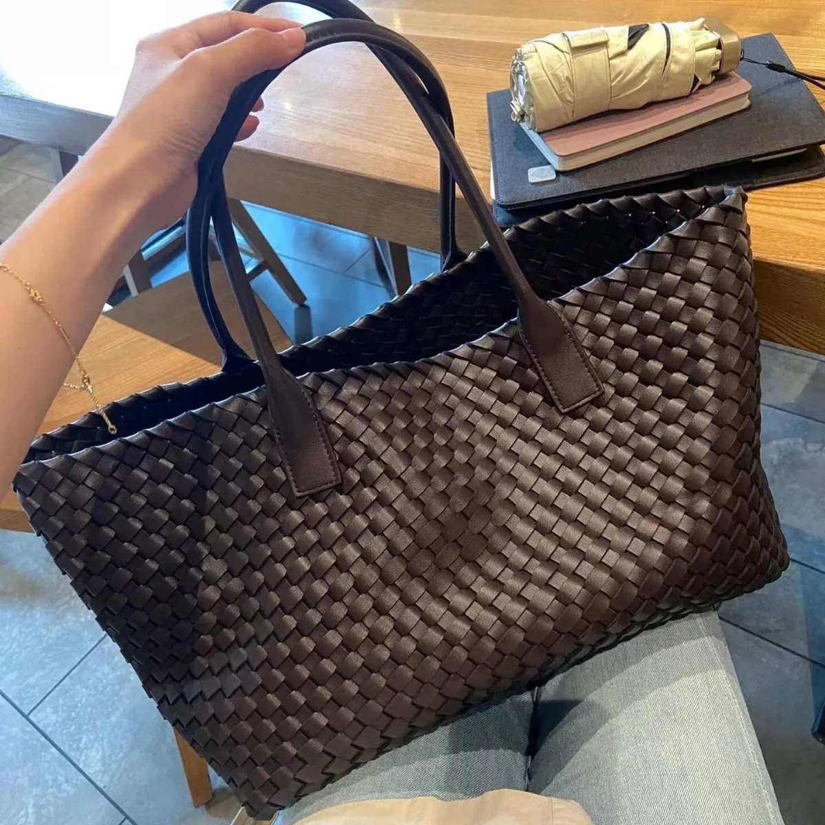 

Hot selling soft leather woven bag, casual handheld commuting bag, PU2025 travel bag, capacity and texture, single shoulder
