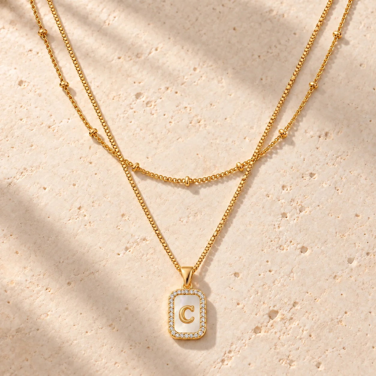 Initial-Charm, mehrschichtige, vergoldete Buchstaben-Halskette für Damen und Herren mit Perlenkette, Zirkonia-Rechteck, Geburtstagsgeschenk – Detail 6