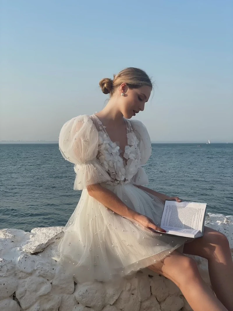 Vestidos de novia de manga corta abullonada, Mini vestidos de novia de compromiso con cuello en V, flores y perlas, hasta la rodilla, espalda abierta, Playa