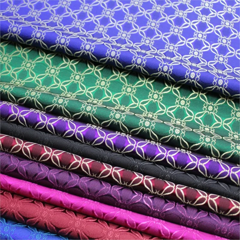 Чонсам этнический костюм изготовлен из тканой шелковой ткани и украшены жаккардовой парчой ручной работы.