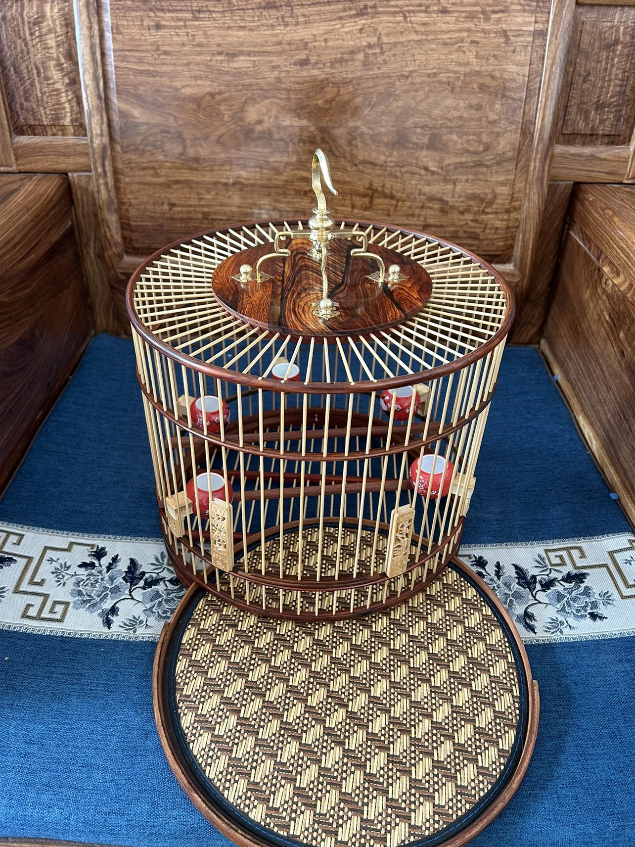 Ebony mahogany rosewood round cage red baby shell show eye yellow bird sesame material indigo chin bird cage drawer bottom water