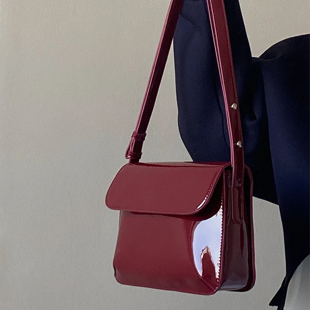 Torba na ramię w stylu Retro z lakierowanej skóry dla kobiet luksusowych torba Crossbody z klapką w jednolitym kolorze czerwona torba Crossbody