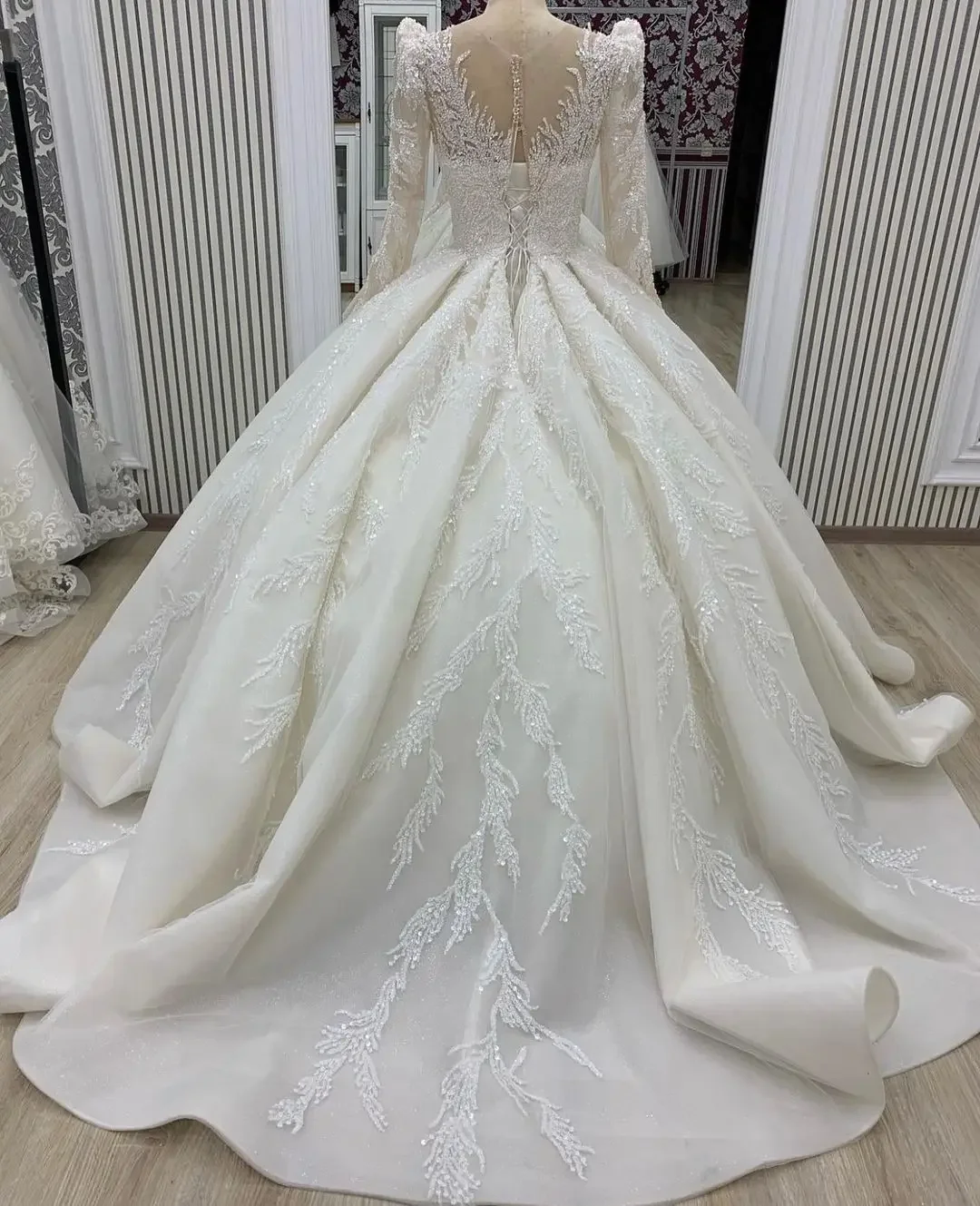 Flavinke カスタマイズされた絶妙なスパンコールのウェディングドレスビーズアップリケ O ネックブライダルドレスフルスリーブトレインローブデ Vestido