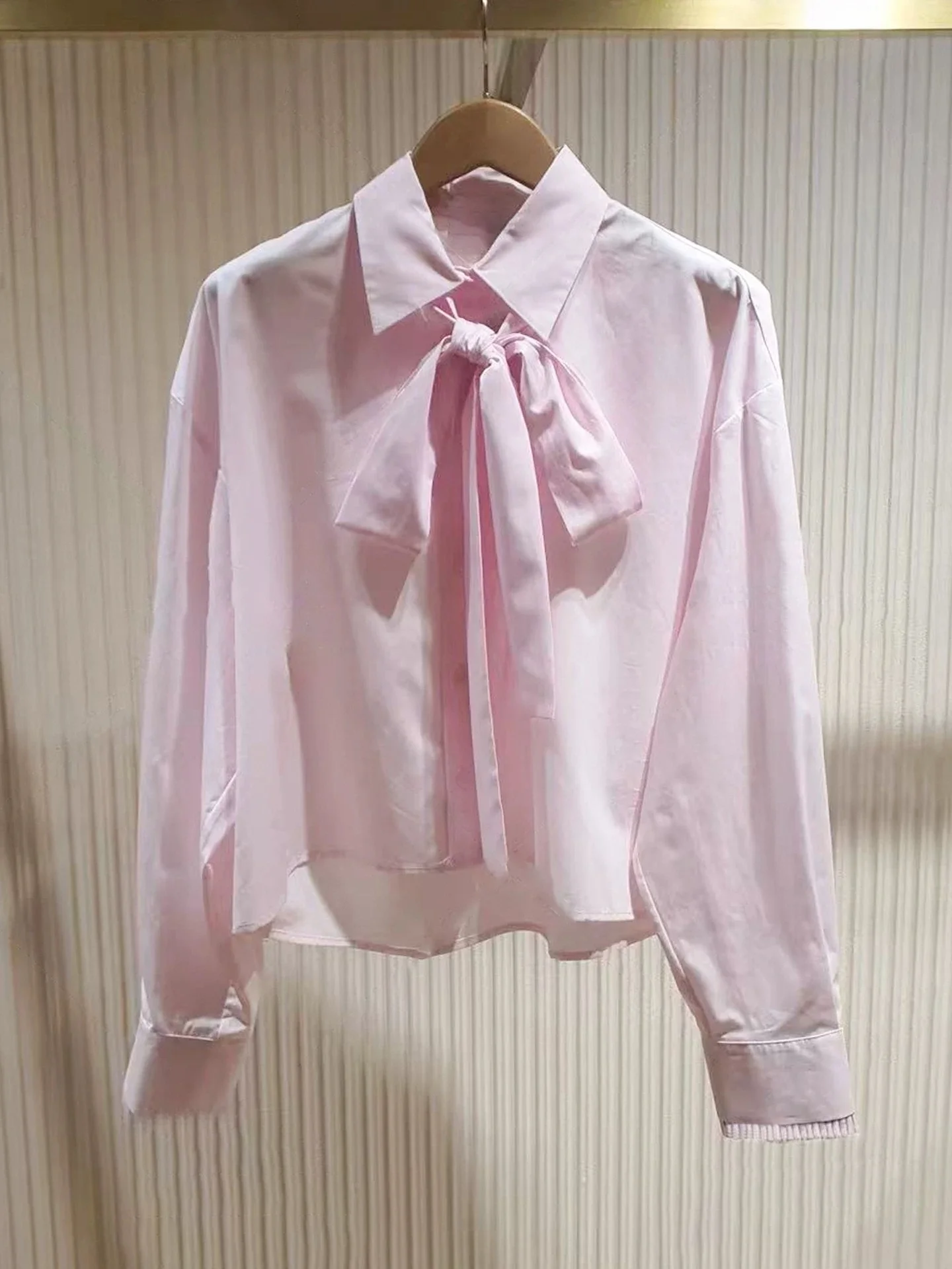 

Retro Sle Long Sve irt with Bow Tie Design in Light Pink for Young Women Anti-Wrinkle Cotton Casual irt Ci Walk
