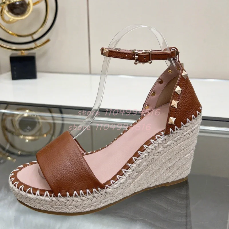 

Коричневые кожаные сандалии на танкетке, женские повседневные туфли на высоком каблуке с заклепками и открытым носком, с пряжкой и ремешком, мода 2025, летняя пляжная повседневная обувь для отдыха