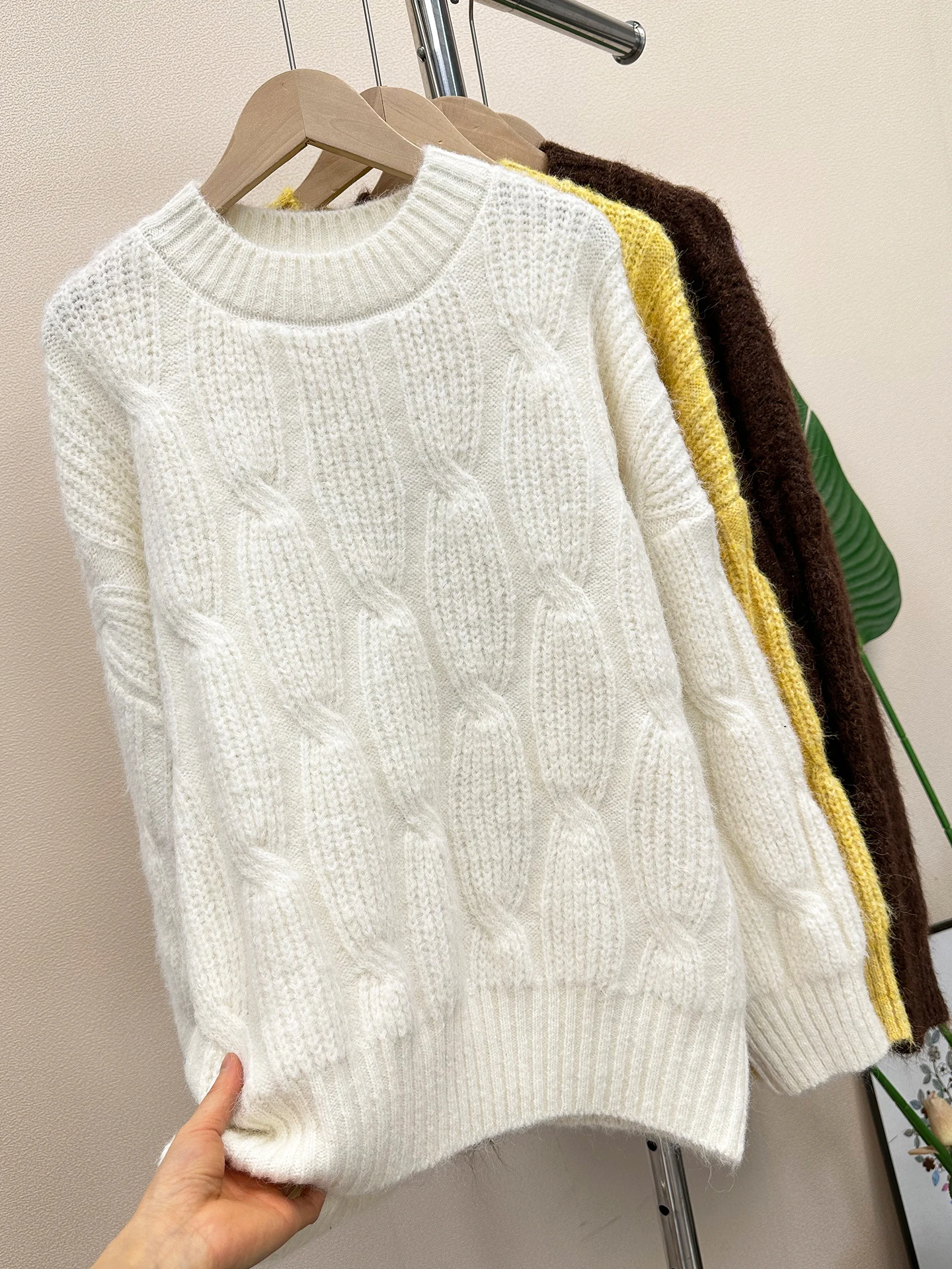 เสื้อสเวตเตอร์ถักทรงหลวมสำหรับผู้หญิง ฤดูหนาว อุ่นสบาย คอกลม แบบสวม ถักลายบิด นุ่มสบาย แขนยาว