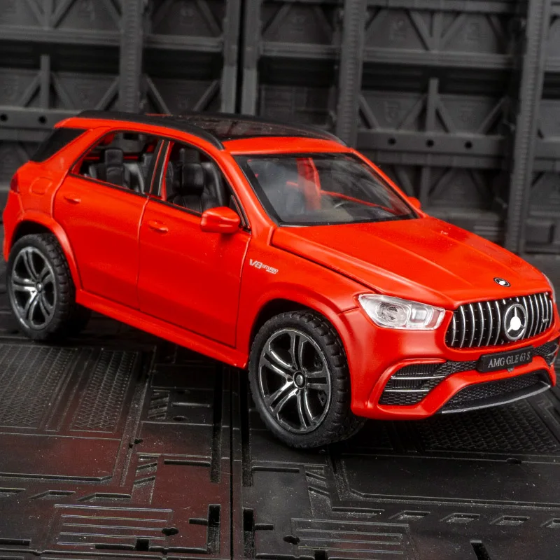 1:32 Mercedes-Benz GLE 63S liga modelo de veículo off-road acústico-óptico porta de brinquedo retrátil pode abrir presentes infantis.