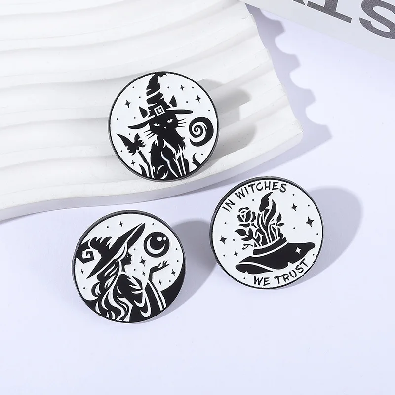 السحرية موضوع بروش دبابيس بسيطة أبيض وأسود نمط ماجيك القط الزهور في الساحرات نحن نثق شارة الصدار التلبيب دبوس كوس مجوهرات