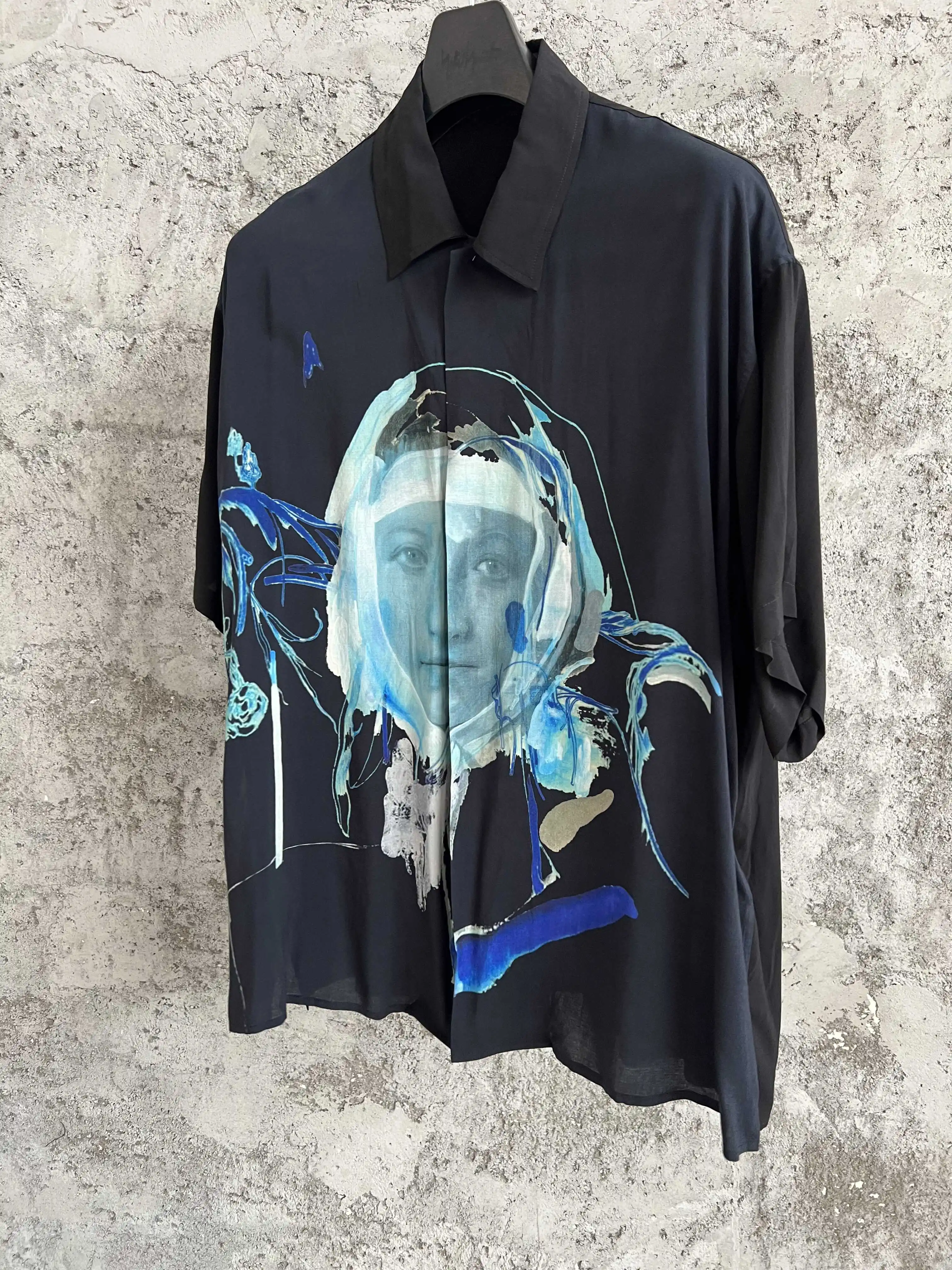 

Co-branded Cuban lapel black printed short-sleeved shirt for INS high street