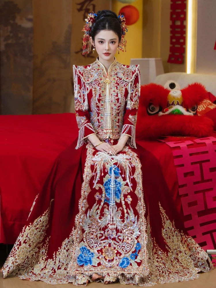 The bride's wedding dress is a traditional Chinese gown dragon and phoenix  toasting with strong sense of craftsmanship