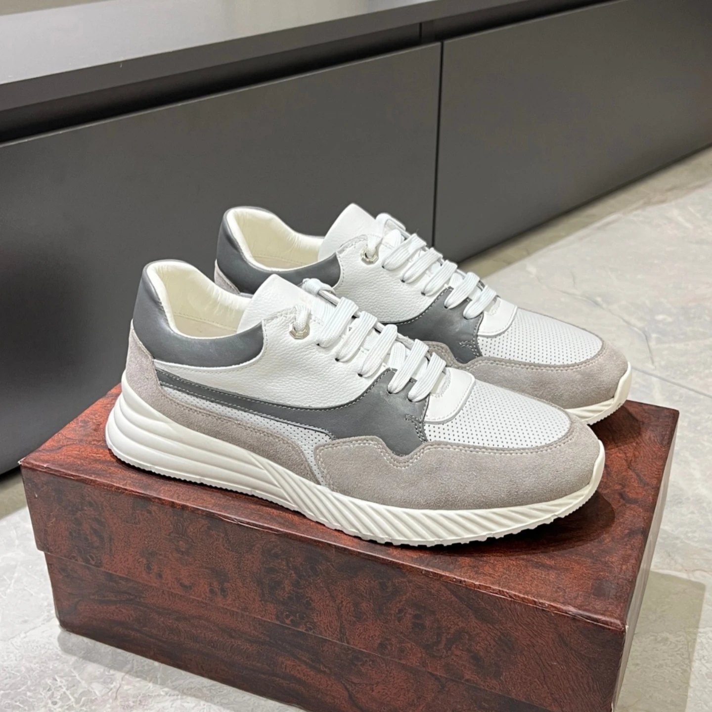 Zapatos de marca de lujo para hombre, regalos de vacaciones, zapatillas informales hechas a mano, zapatos deportivos para correr y ciclismo, forro de piel de becerro de malla transpirable