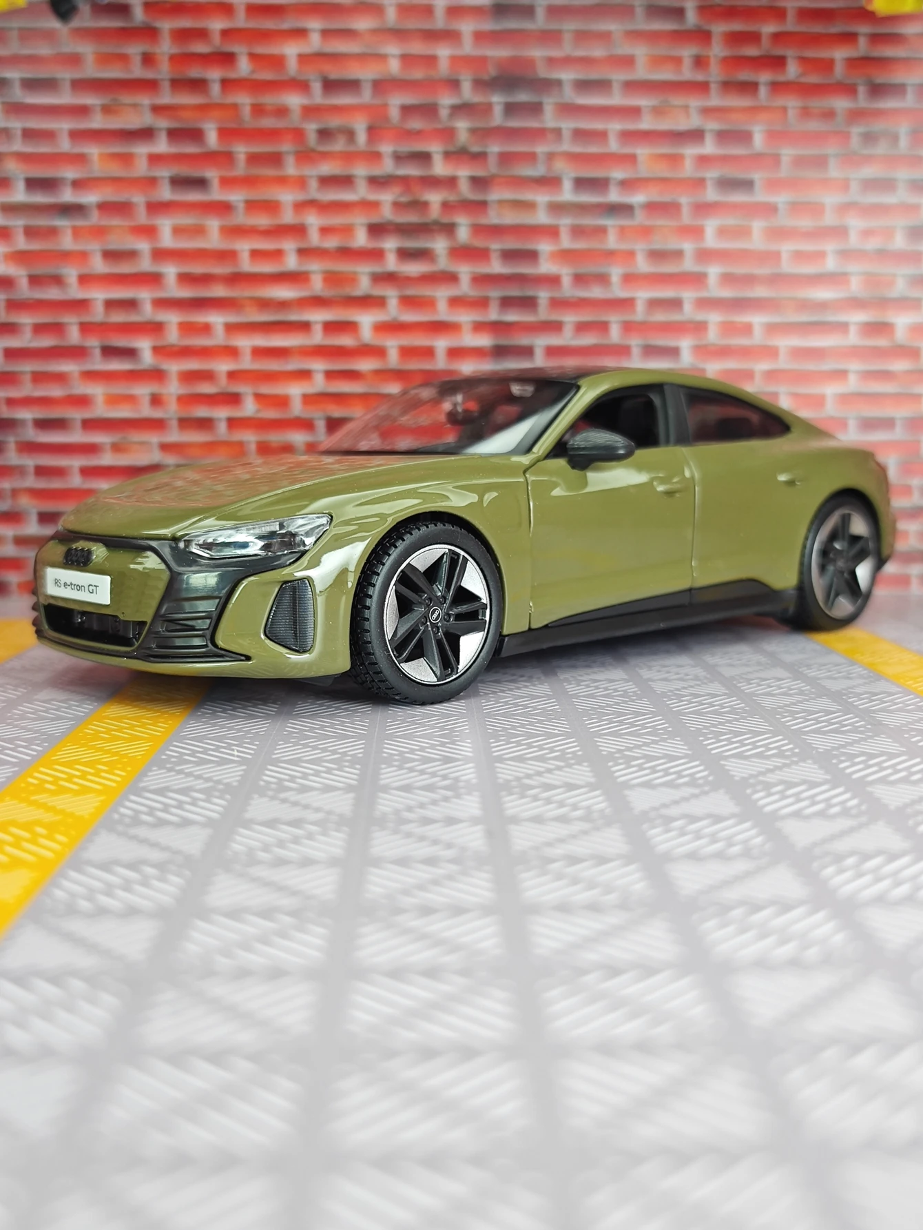 1:25 AUDI e-tron GT2022 alloy car model rich details fine workmanship can be given as a birthday gift to friends