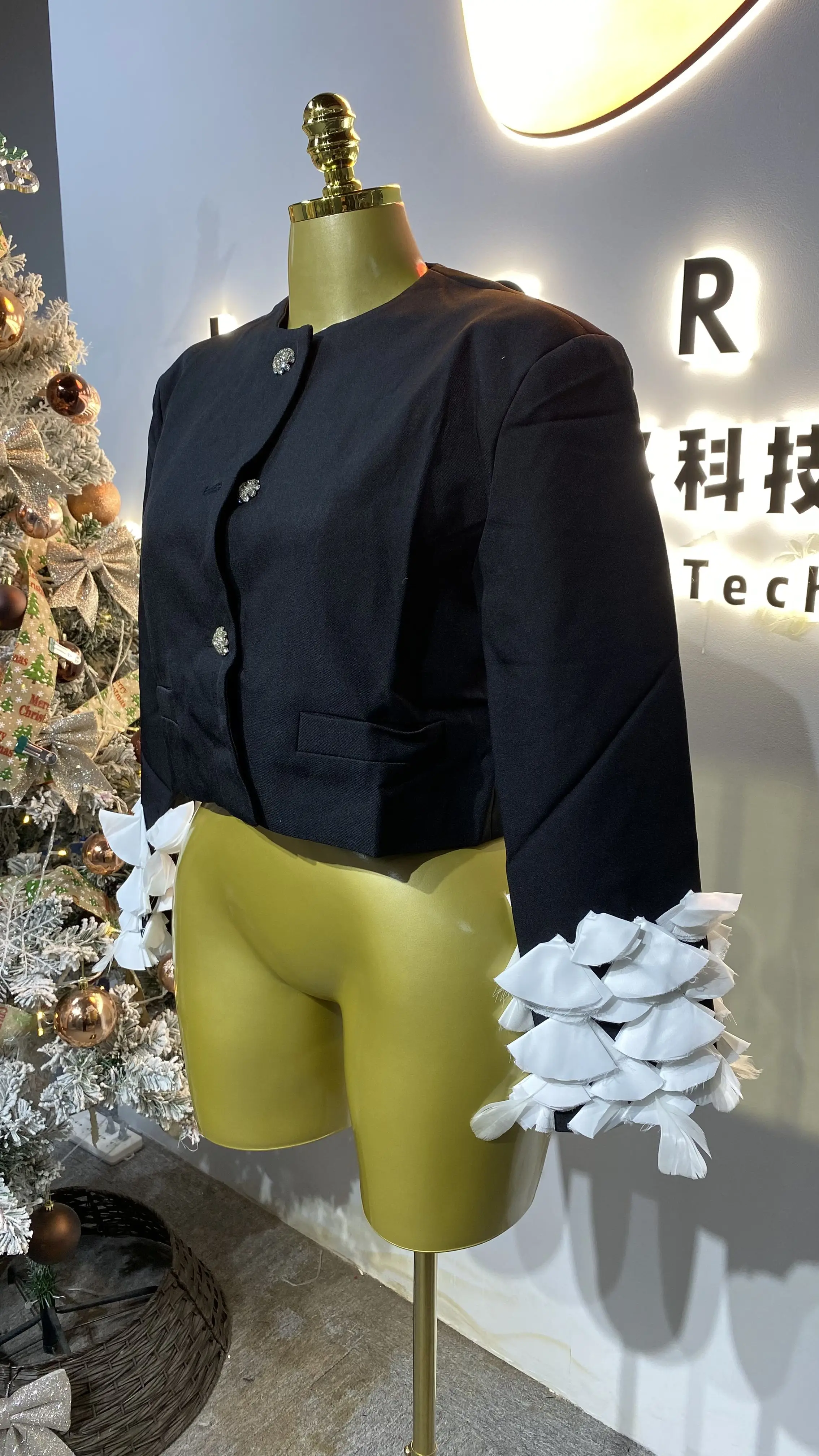 ชุดราตรีหรูหรา ดีไซน์เฉพาะตัว ประดับเลื่อมปักลายหางปลา แขนผ้าตาข่ายโปร่งบาง รุ่น GZXX471