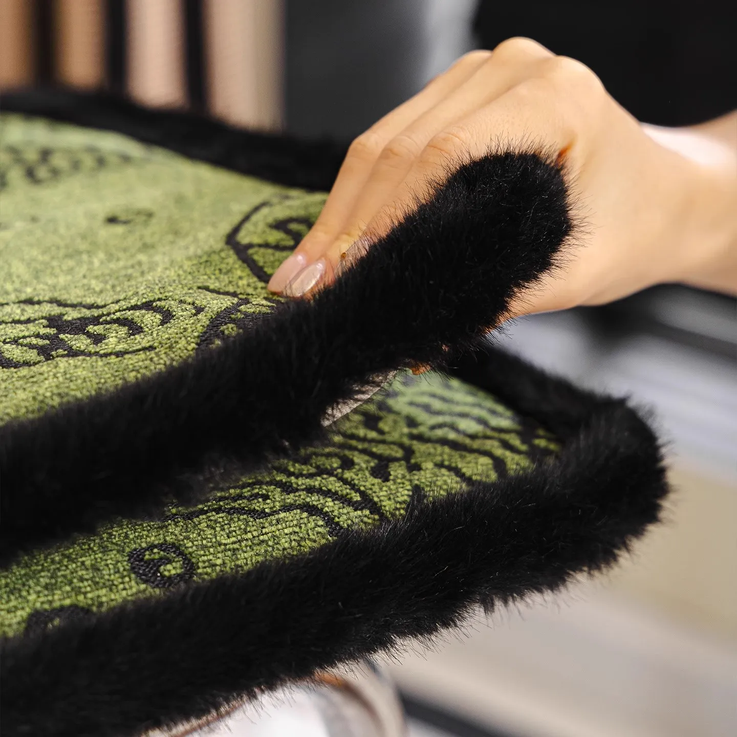 Protetor de cadeira removível antiderrapante de alta resiliência, almofada de cadeira de jantar com listra de tigre, almofada de assento quente de pelúcia grossa em forma de ferradura