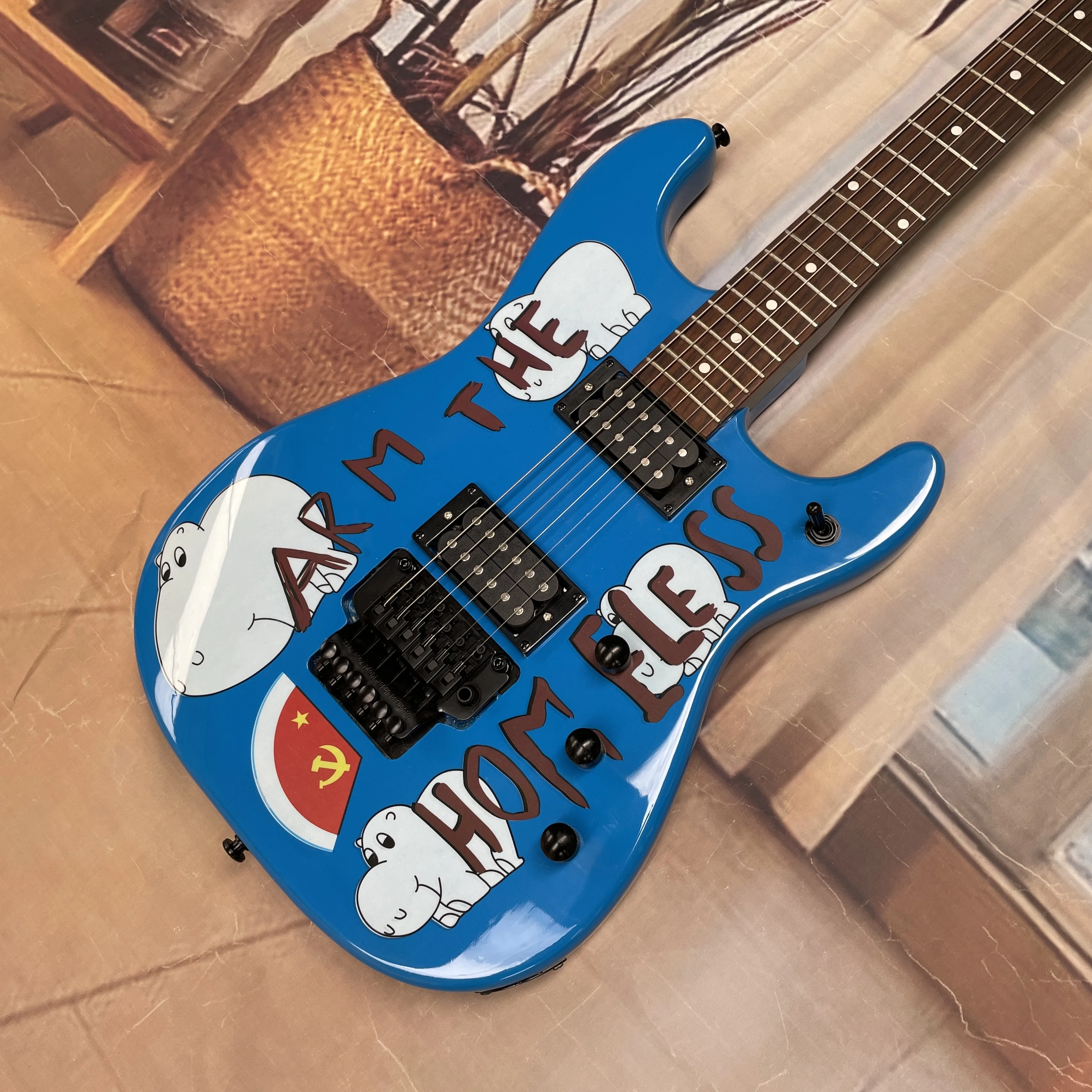 Guitare électrique à motif de dessin animé sur fond bleu, pont tremolo à double verrouillage, guitares haute visibilité, guitare de scène rock en métal