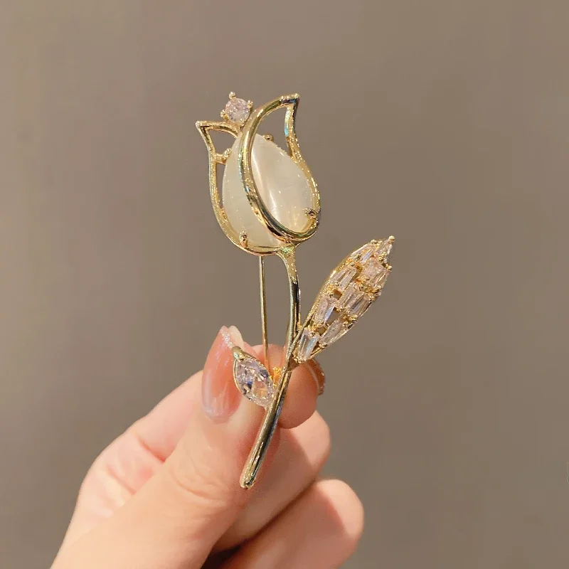 Broche de tulipán para mujer, exquisito nicho de gama alta, Pin para traje, accesorios, hebilla antiligera, escote, ramillete de ropa fija