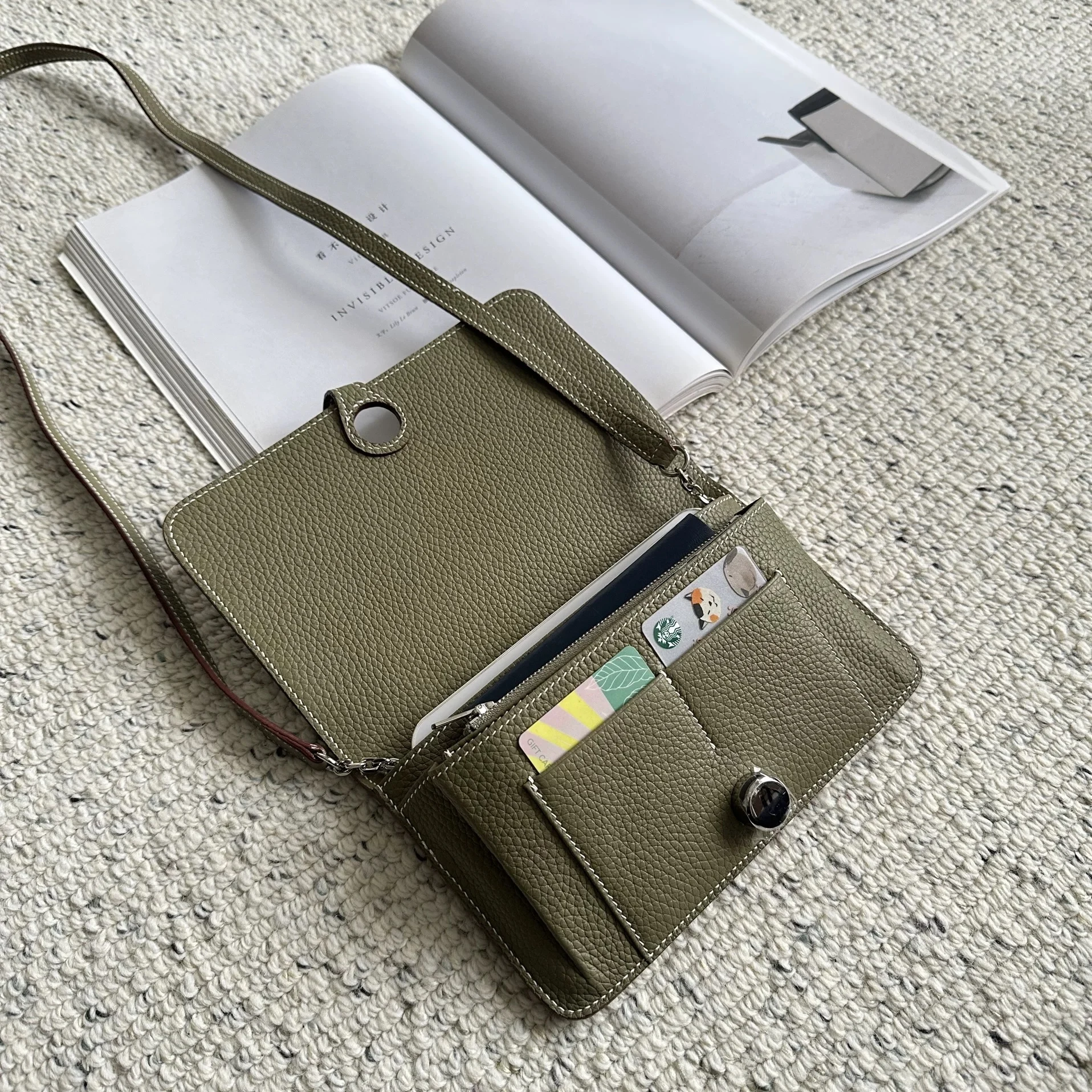 حافظة جواز سفر من جلد البقر قابلة للتخصيص مجانًا حقيبة هاتف نسائية متعددة الأغراض ثلاثة في واحد حقيبة كروس بكتف واحد