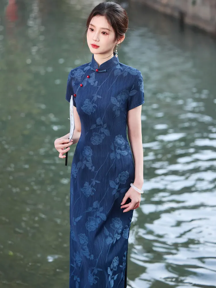 

Синее китайское длинное ципао для молодых женщин, новинка 2025 года, в стиле ретро, для повседневной носки, летнее, из полиэфирного волокна, с коротким рукавом
