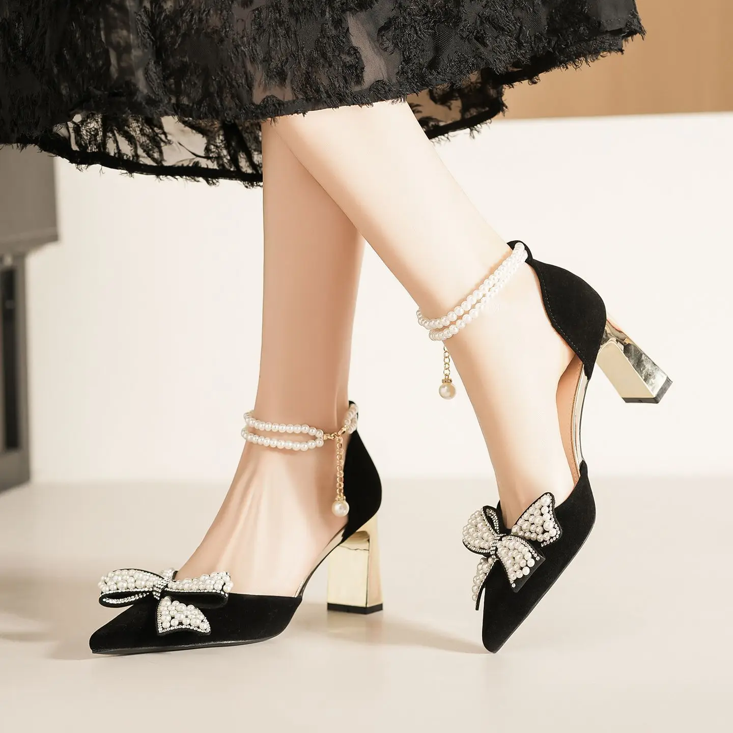 

Свадебные туфли Xiuhe с жемчужным декором и толстым каблуком для женщин, удобные для невесты, подходят к китайским платьям.