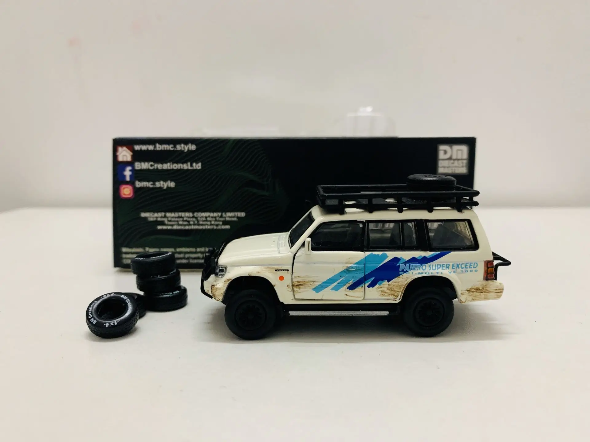 

2Gen Pajero Jungle Pack White (LHD) 1/64 Scale Diecast Miniature Car