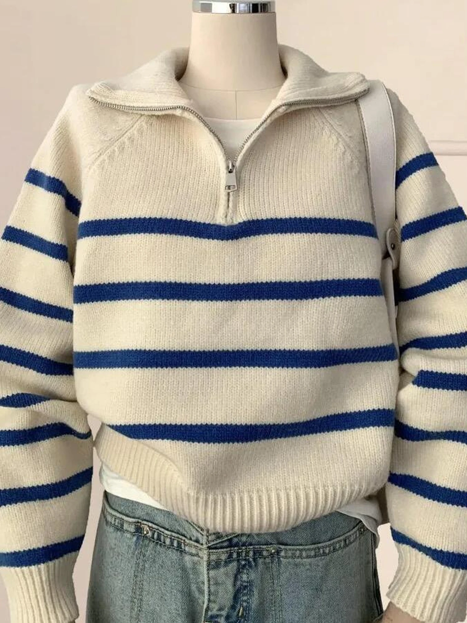 سترة نسائية بيضاء مخططة من قماش الراكون المخملي بياقة بولو محبوكة مع سحاب نصفي للخريف والشتاء دافئة مع بطانة من الصوف