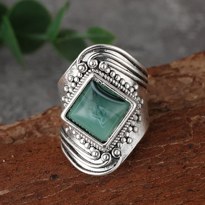 

Vintage Women's Ring Bohemian Exaggerated Ring Inlaid Square Green Stone Antique Silver Color Engraving Classic Ladies Jewelry