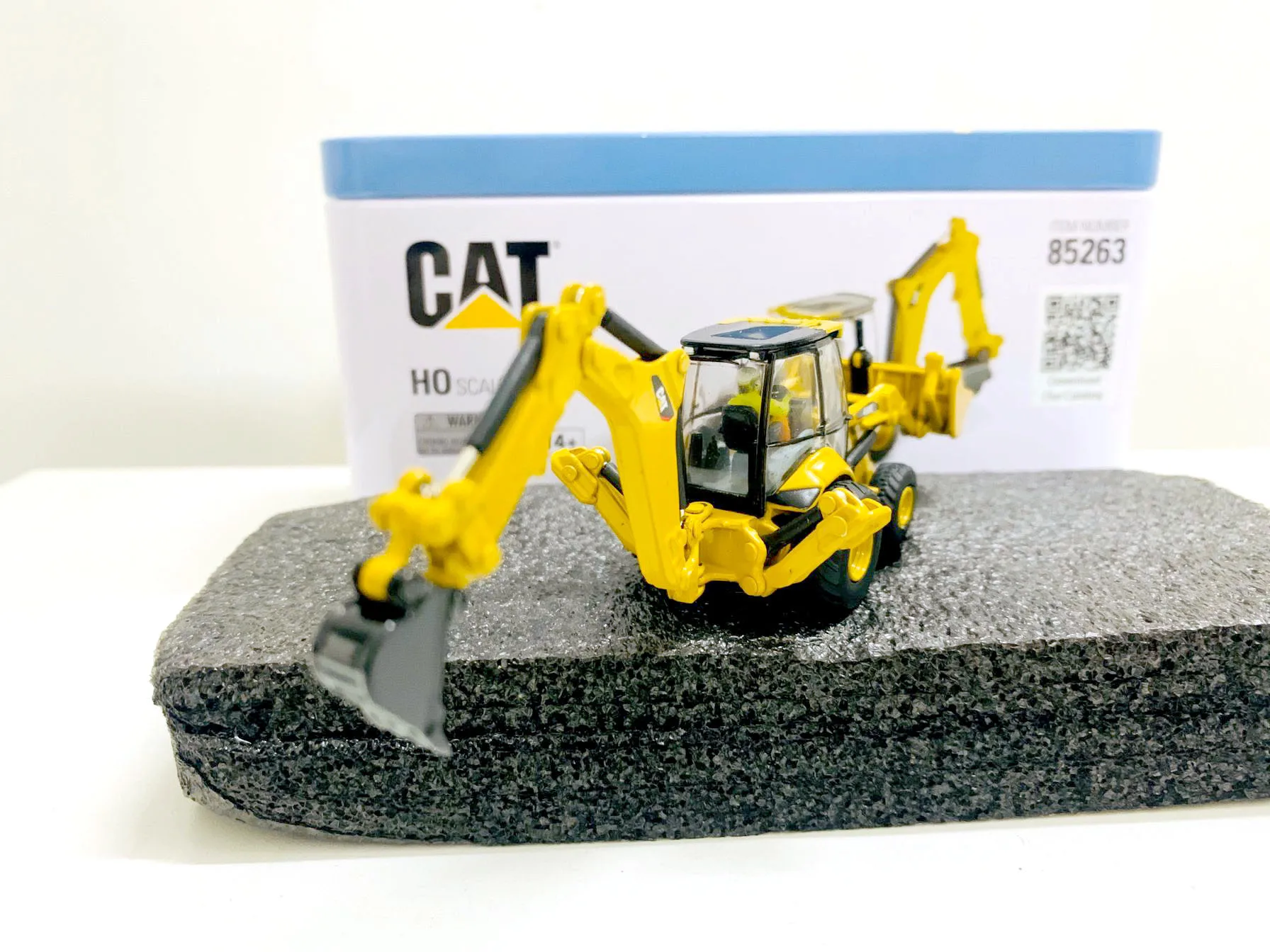 DM 450E Backhoe Loader 1:87 Ho Scale Metal By DieCast Masters 85263 Collectible Model New in Box