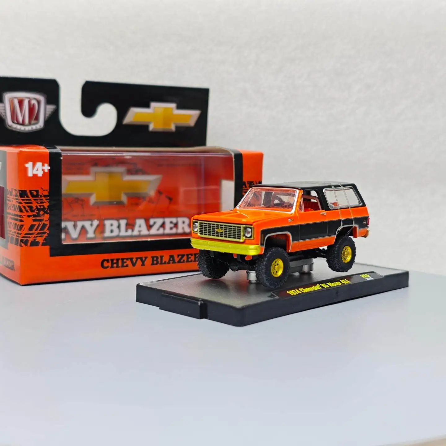 

Коллекционная модель автомобиля M2 1:64 1974 K5 Blazer 4×4 из литого под давлением сплава