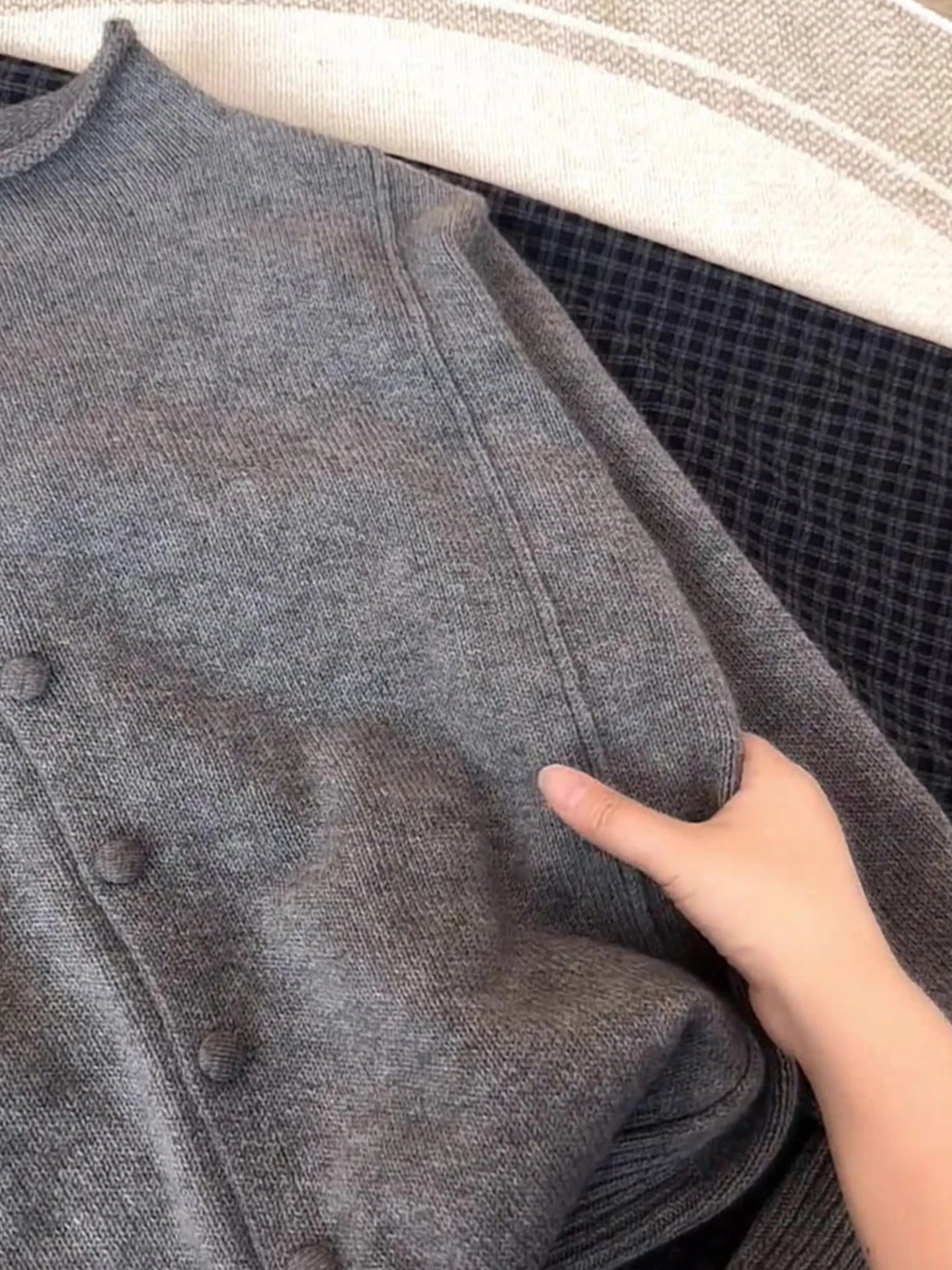 เสื้อคาร์ดิแกนถักนิตติ้งน้ำหนักเบา สีพื้น สไตล์เกาหลี ดีไซน์เรียบง่าย นุ่มสบาย เหมาะสำหรับใส่เดินทาง เสื้อสเวตเตอร์ผู้หญิงแฟชั่นฤดูหนาว