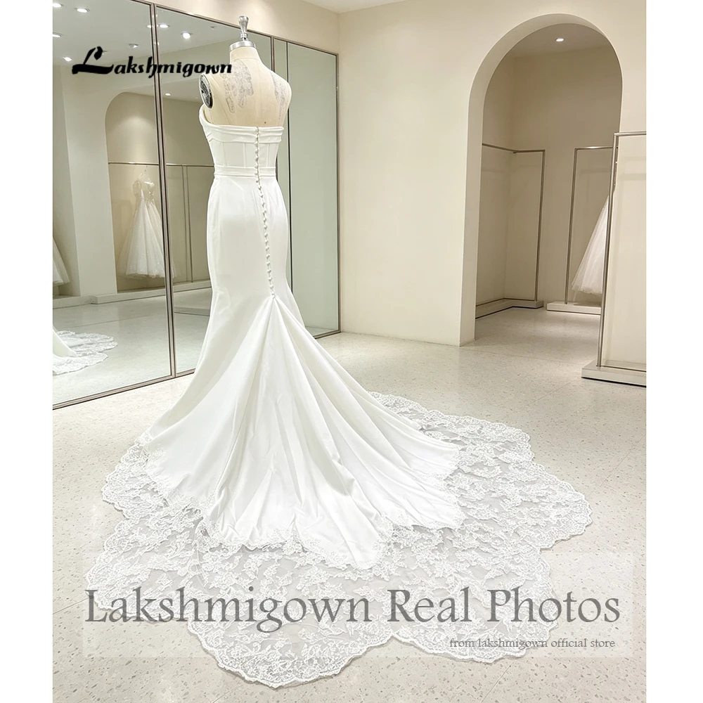 Lakshmigown Trägerloses Satin-Meerjungfrauen-Hochzeitskleid mit Plissiertem Korsett-Mieder, Knöpfen am Rücken, Spitzenrand und Kathedralenschleppe – Detail 7