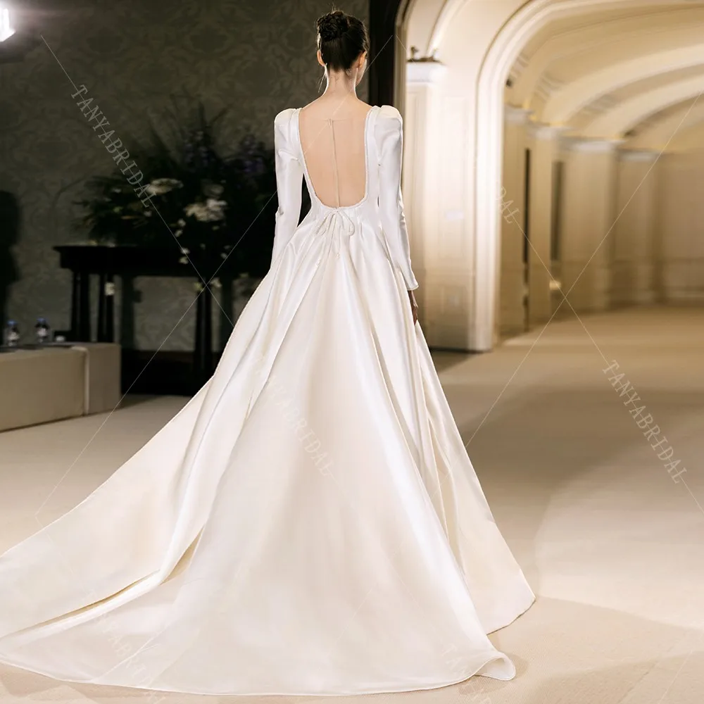 Customized Classic Winter Satin Wedding Dress Squeare Collar Long Sleeve Elegant Bridal Gown Backless Sweep Train Robe De Mariée