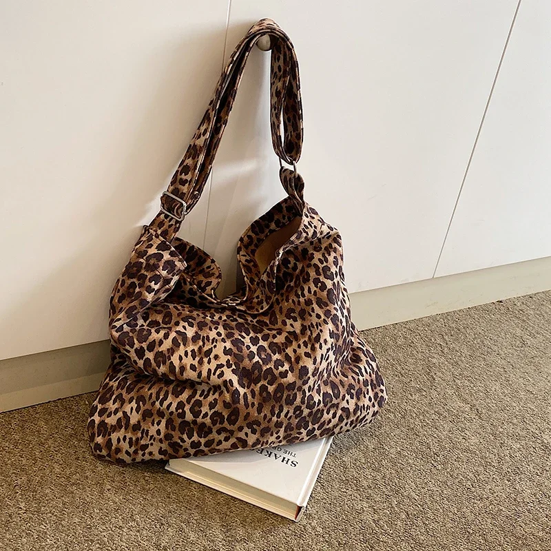 

Canvas Magnetic Buckle Leopard Print Zebra Print Large Capacity Water Bucket Shoulder Bag 2024 New Fashionable Versatile ToteBag