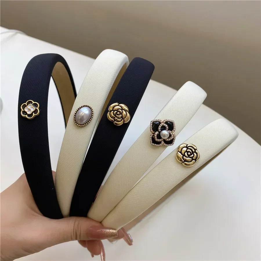 

2024 New Elegant Simple Black White Headbands Women Daily Romantic Popular Pearl Camellia Bridals Headdress Hair Hoops Hairbands