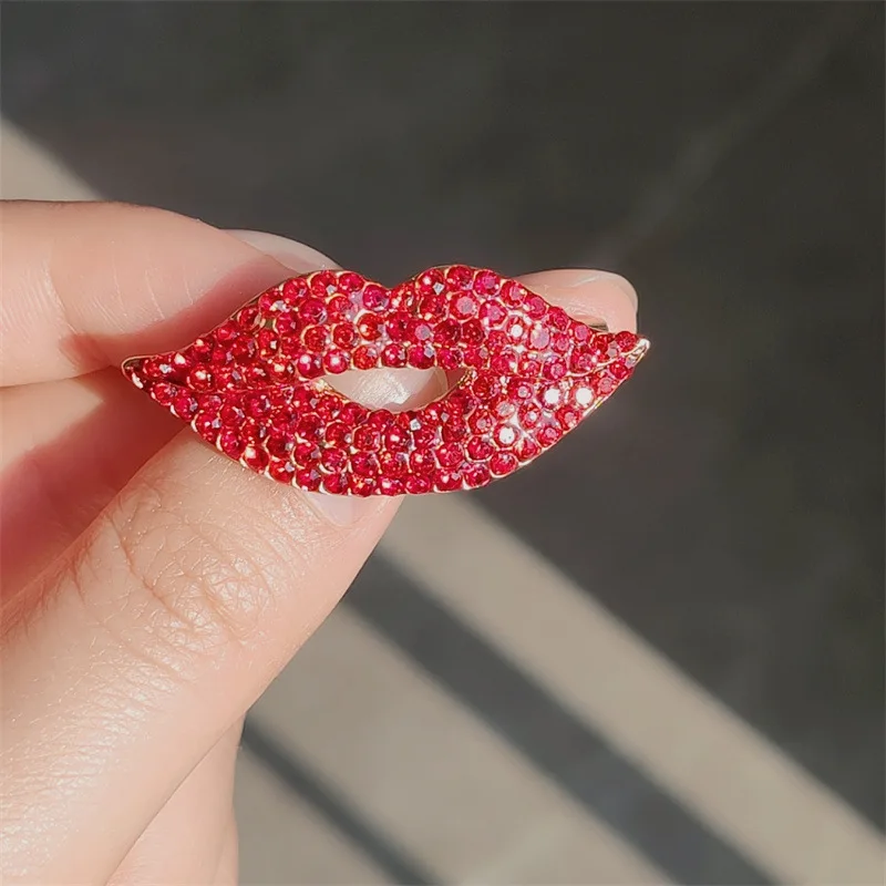 Fashion Red Lips Full of Rhinestone Brooches for Women Creative Crystal Sexy Mouth Pins Party Wedding Jewelry Accessories Gift