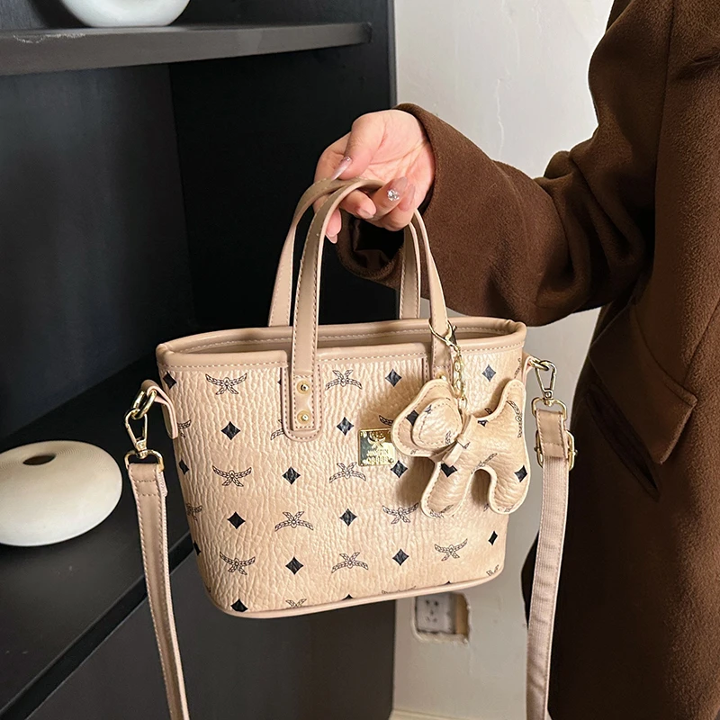 

Модная однотонная парижская большая сумка — роскошная кожаная сумка-мессенджер в винтажном минималистском стиле и уникальным дизайном логотипа с буквами