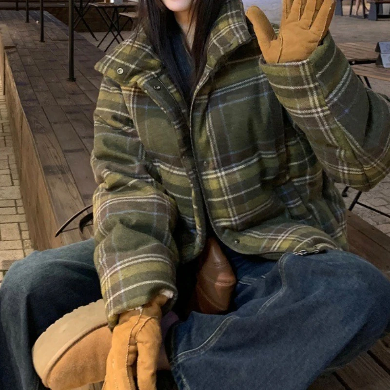 شتاء 2025 جديد قصير الوقوف الرقبة ملابس قطنية المرأة موضة عادية صغيرة سميكة منقوشة سترة