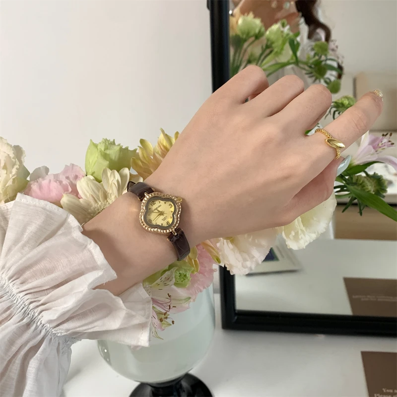 Simple perfume style four-leaf clover women watch female students retro exquisite niche senior sense of fine belt girls gift