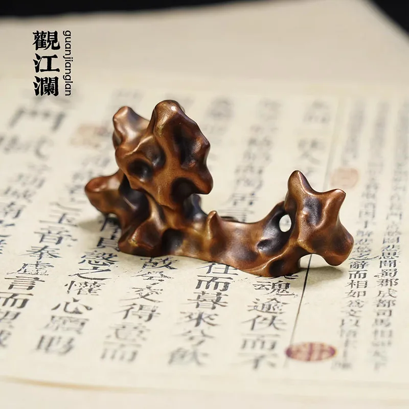 مسند أقلام نحاسي عتيق، حامل فرشاة الخط على الطراز العتيق وثقالة الورق المكتبية، ديكور مكتب الباحث الأدبي